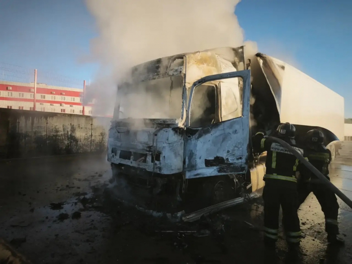 Пожар на территории складов магазина в Заполярье: подробности Автомобиль