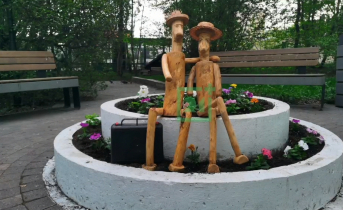 Необычные путешественники поселились у мурманского железнодорожного вокзала фигуры
