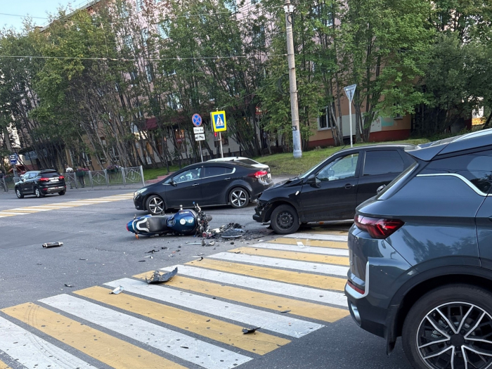 Страшная авария мотоцикла и легковушки в центре Мурманска. Есть пострадавшие Авария