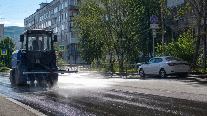 В Мурманске охлаждают раскалённые дороги Мурманск