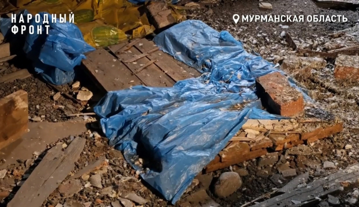 Потолок в мурманском доме создает угрозу для жизни людей Потолок