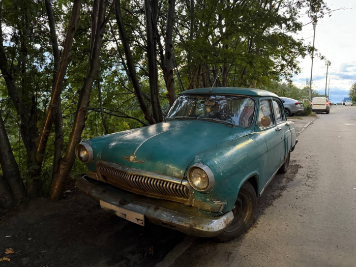 Легендарный советский автомобиль привлек внимание мурманчан Автомобиль