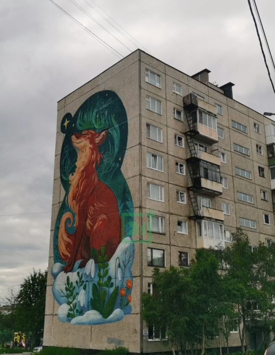 Потрясающая лиса стала украшением улицы в Мурманске Мурал