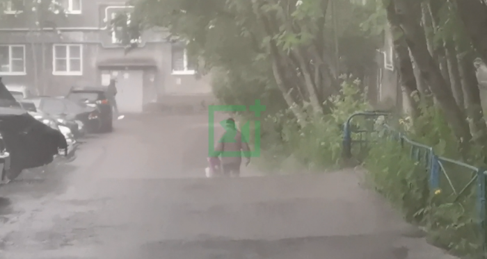 Мощный ливень и гром обрушились на Мурманск Дождь