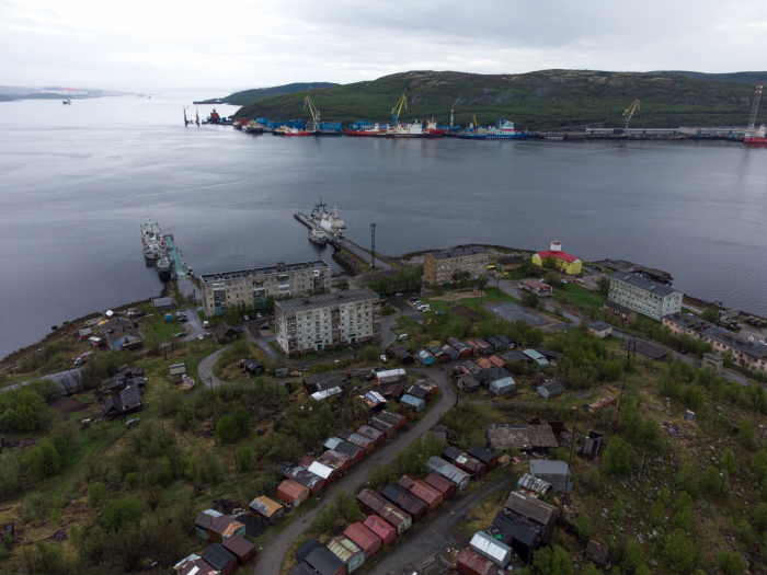 Поселок в Заполярье, где атомные ледоколы видны из окон домов Поселок