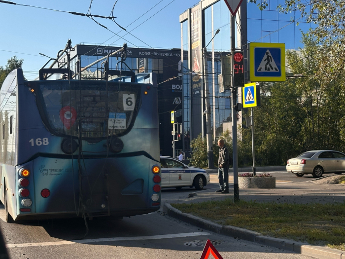 Стала известна причина огромной пробки в центре Мурманска ДТП