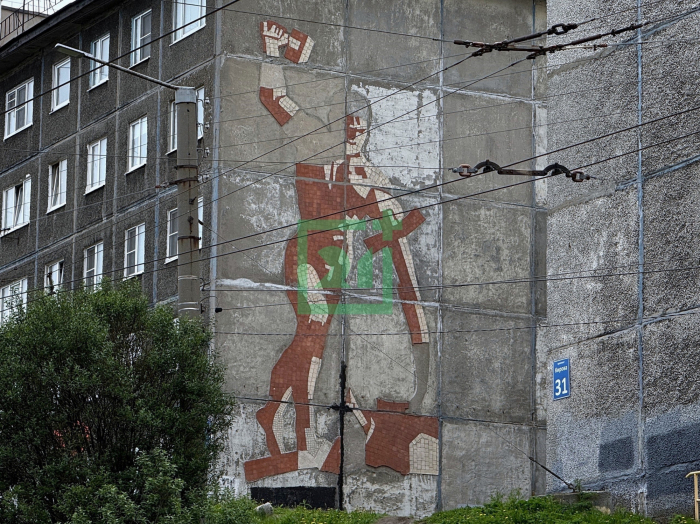 В Мурманске разрушается уникальная советская мозаика Мозаика