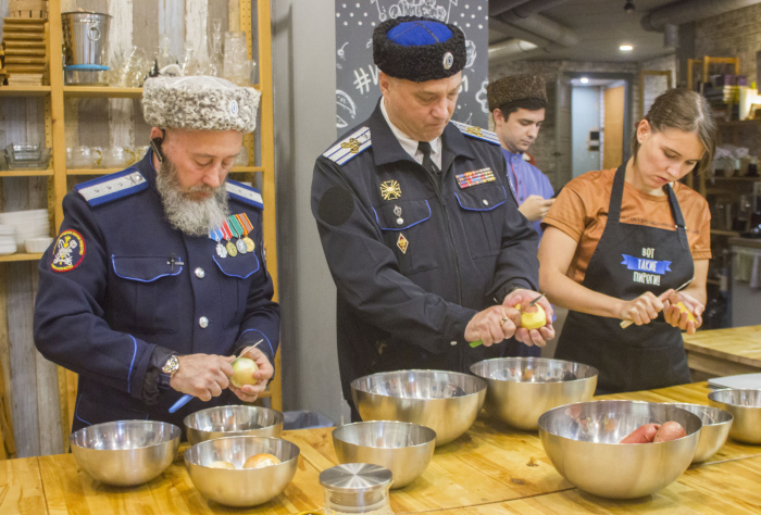 Необычная кулинарная встреча прошла в Мурманске Казаки
