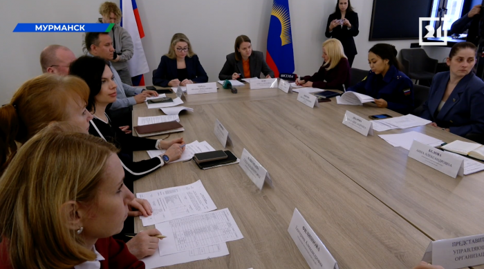 Проблем хватает: в Мурманске разбирали работу двух управляющих компаний Заседание