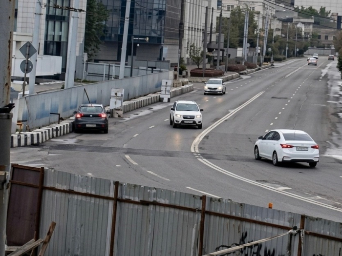 Водитель на большой скорости врезался в ограждение в центре Мурманска Авария