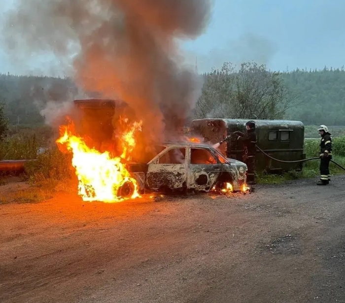 На трассе в Мурманской области полыхал автомобиль Пожар