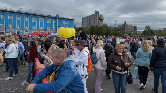 Огромные очереди выстроили в центре Мурманска Огромные очереди выстроили в центре Мурманска