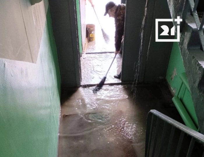 Девять этажей под водой: жители дома в Мурманске пожаловались на коммунальную аварию потоп